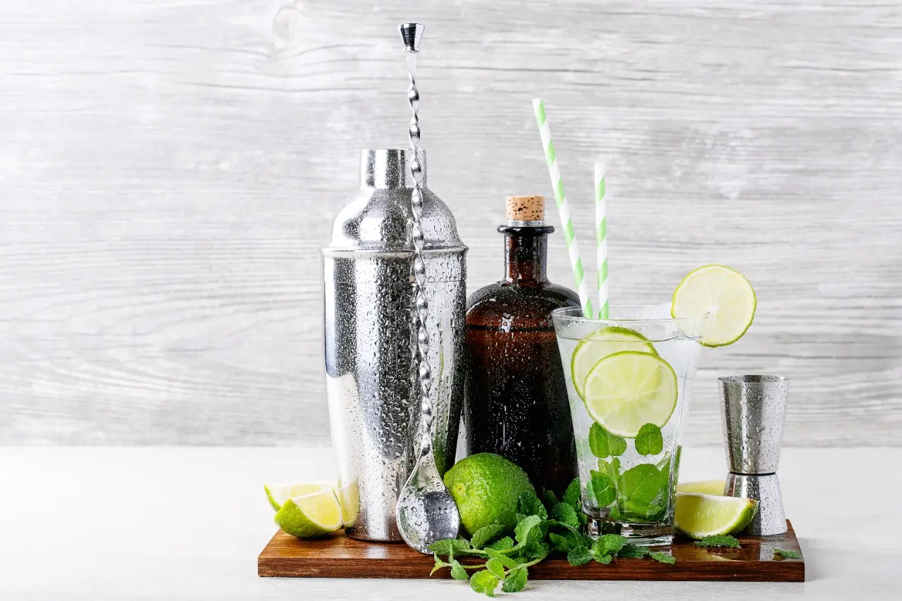 Bandeja com garrafa de bebida e utensílios para caipirinhas