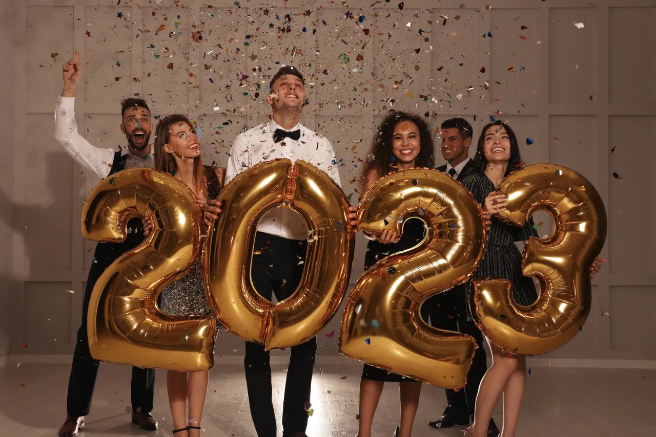 O mix de branco e dourado pode seguir nas decorações adicionais