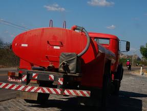 Pipeiro do programa Operação Carro-Pipa abastece cisterna