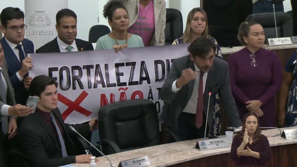 Vereadores deixam o plenário da Câmara de Fortaleza em protesto