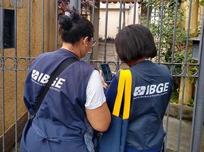 Agentes do IBGE usam celular durante pesquisa do Censo Demográfico 2022