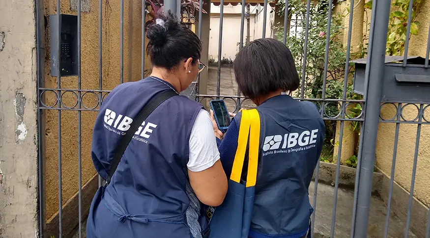 Agentes do IBGE usam celular durante pesquisa do Censo Demográfico 2022