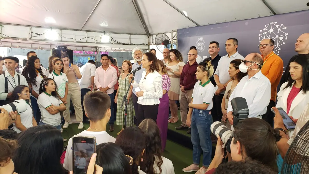 A governadora Izolda Cela em evento com estudantes da rede pública no bairro Conjunto Ceará, em Fortaleza