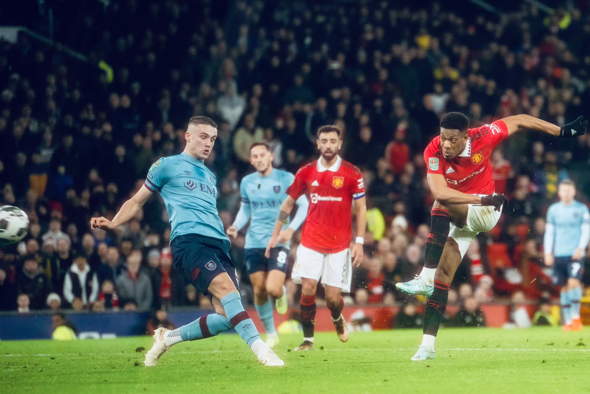 O Manchester United cresceu no 2º tempo, venceu o Bunrley e avançou na Copa da Liga Inglesa