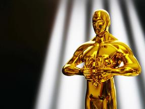 Estatueta de ouro do Oscar em fundo escuro com luz prateada