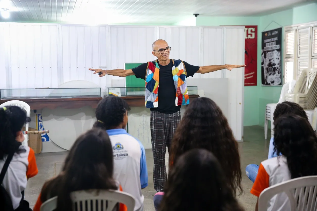 Chicão durante última contação de histórias em 2022; na plateia, crianças da rede municipal de ensino de Fortaleza