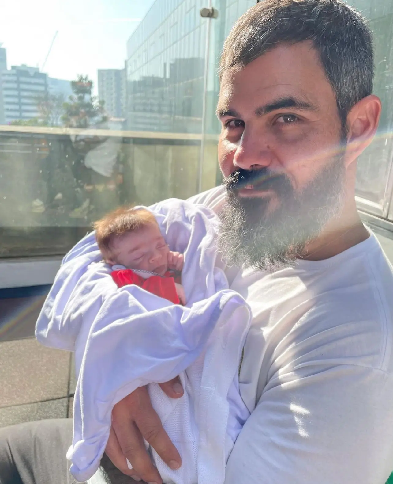 Juliano Cazarré segura a filha caçula Maria Guilhermina