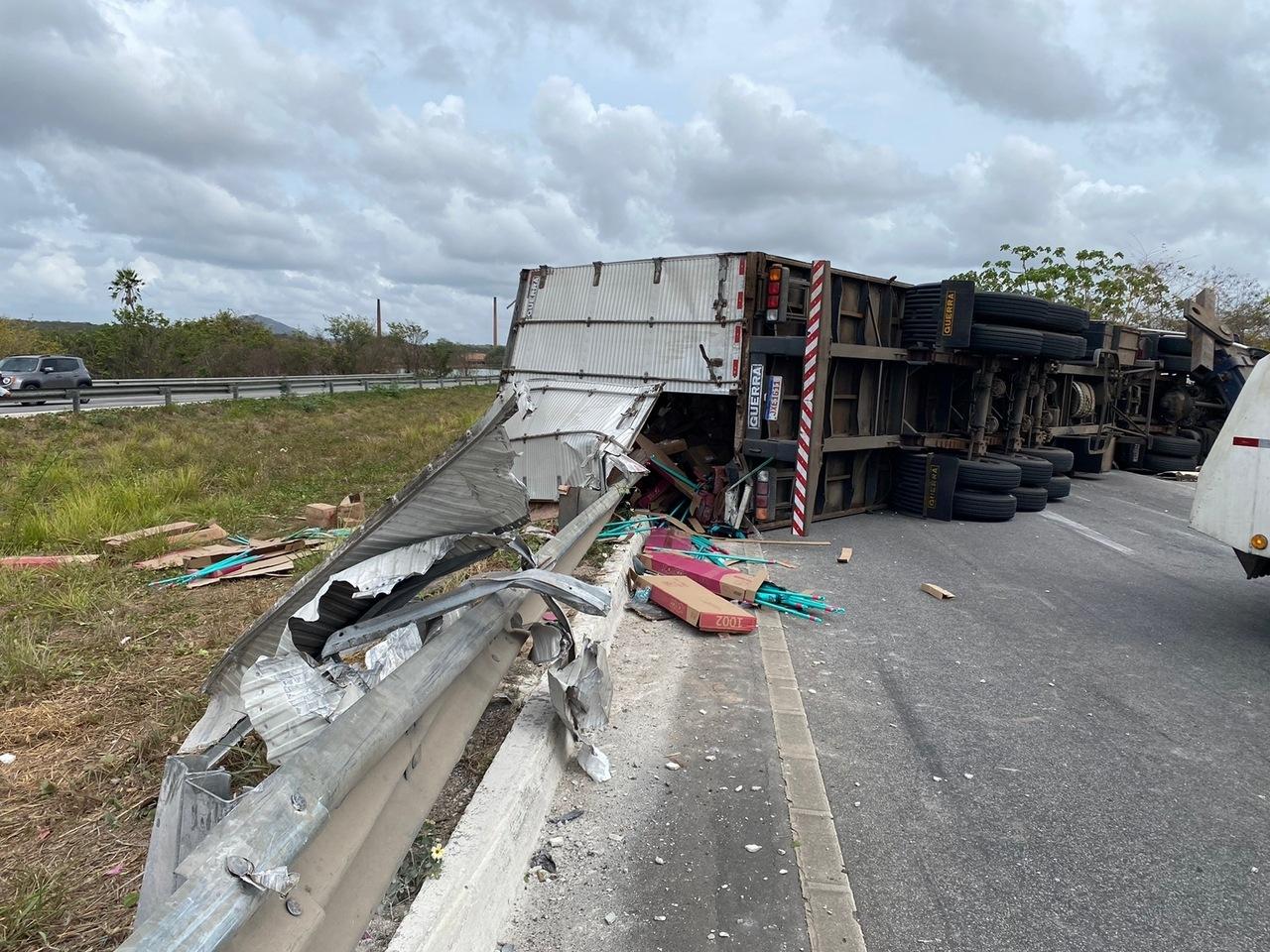 Tombamento de caminhão carregado de frutas deixa dois mortos em trecho da  BR-116, no Ceará, Ceará