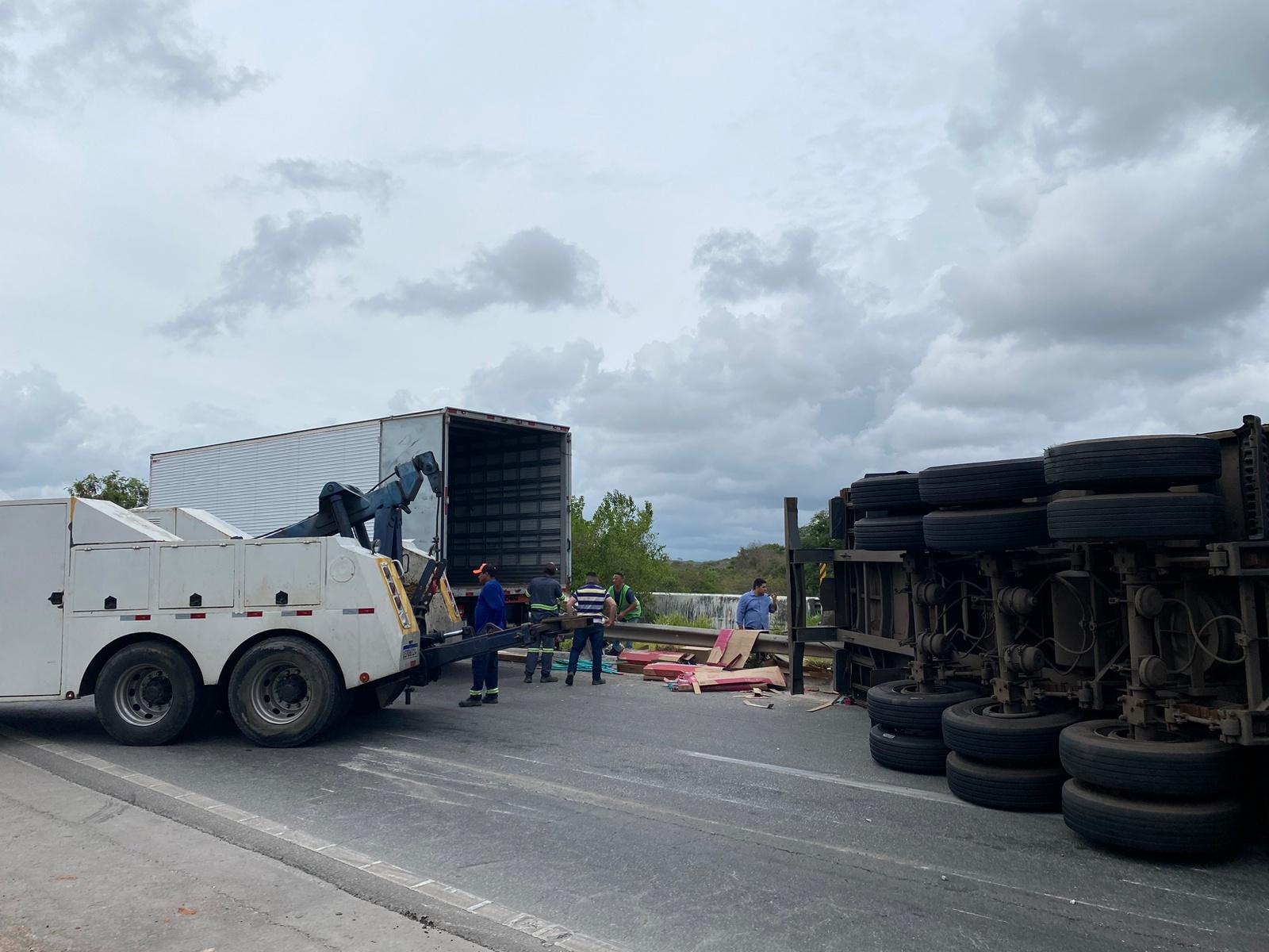 PRF acionou empresa retirada de caminhão