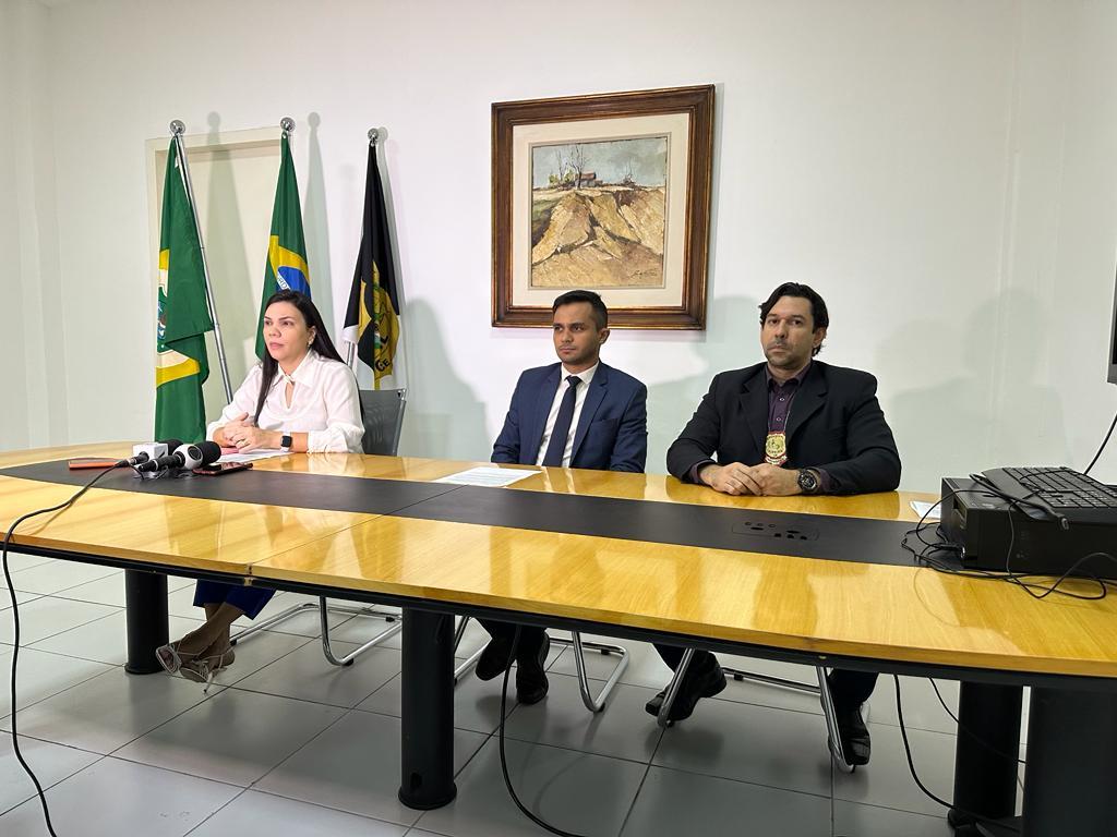 Responsáveis pelas forças policiais estão sentados em uma mesa