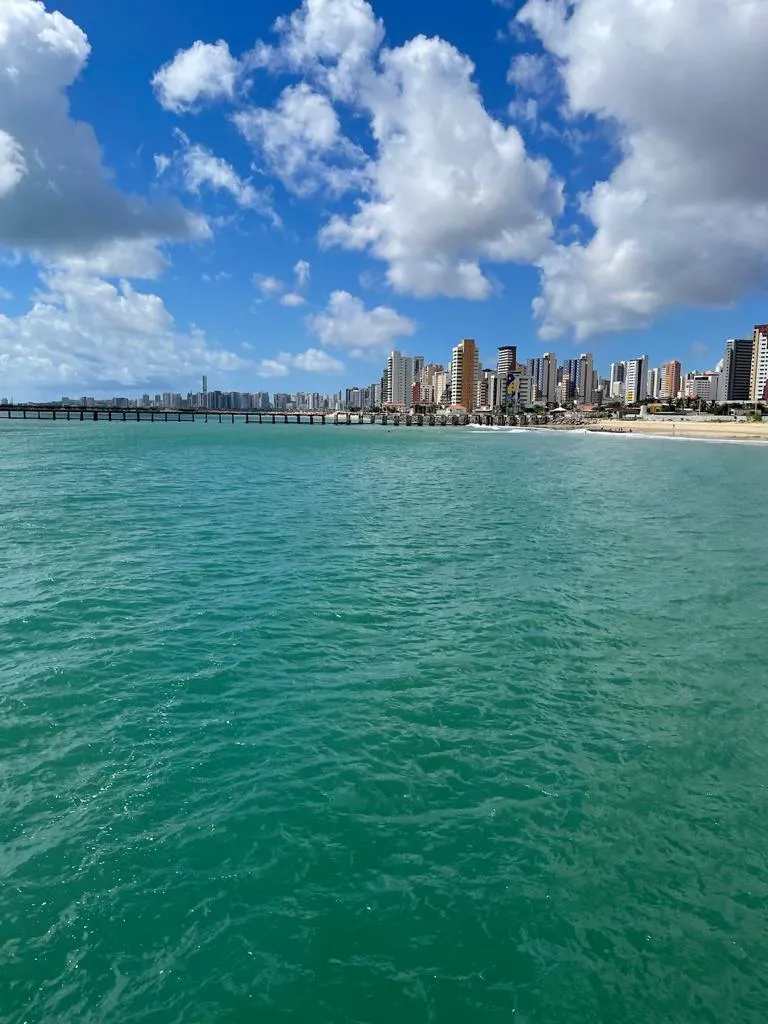Praia do Poço da Draga tem mar limpo e ambiente favorável para banho