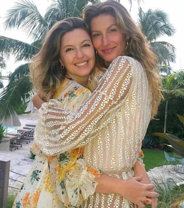 Patrícia e Gisele abraçadas e sorrindo