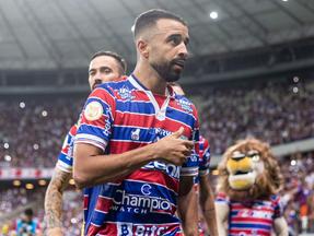 Imagem do jogador com a camisa do Fortaleza, comemorando um gol