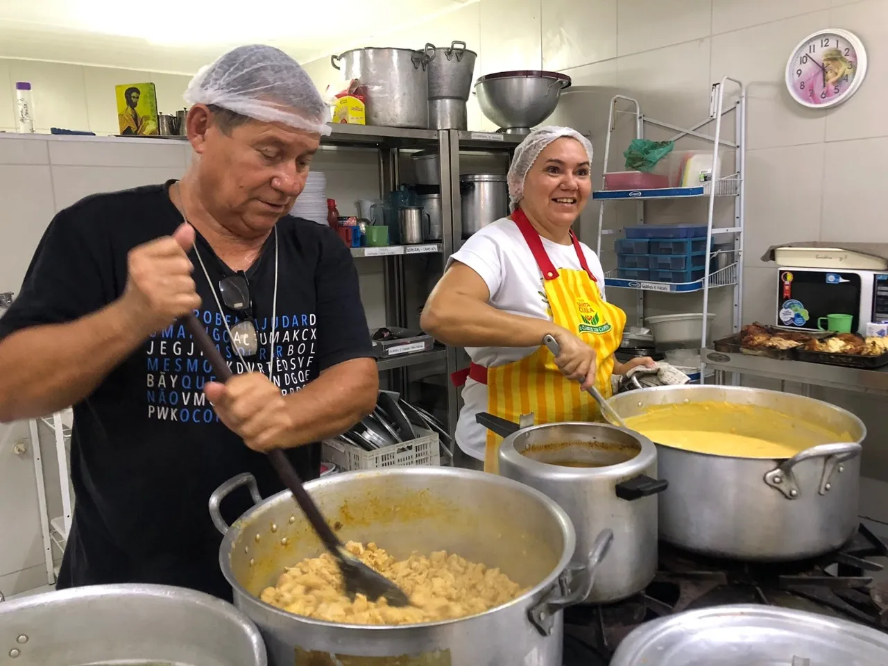 Voluntários preparam ceia de Natal que foi servidos às pessoas em situação de rua