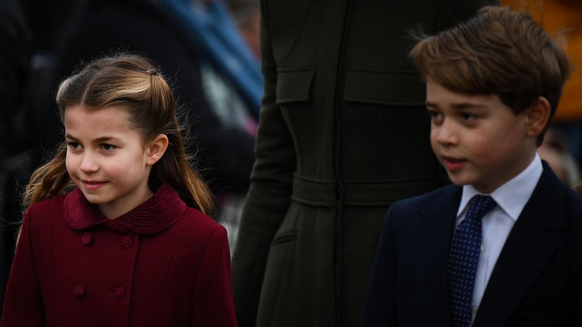 Princesa Charlotte e príncipe George estampam cartão de Natal