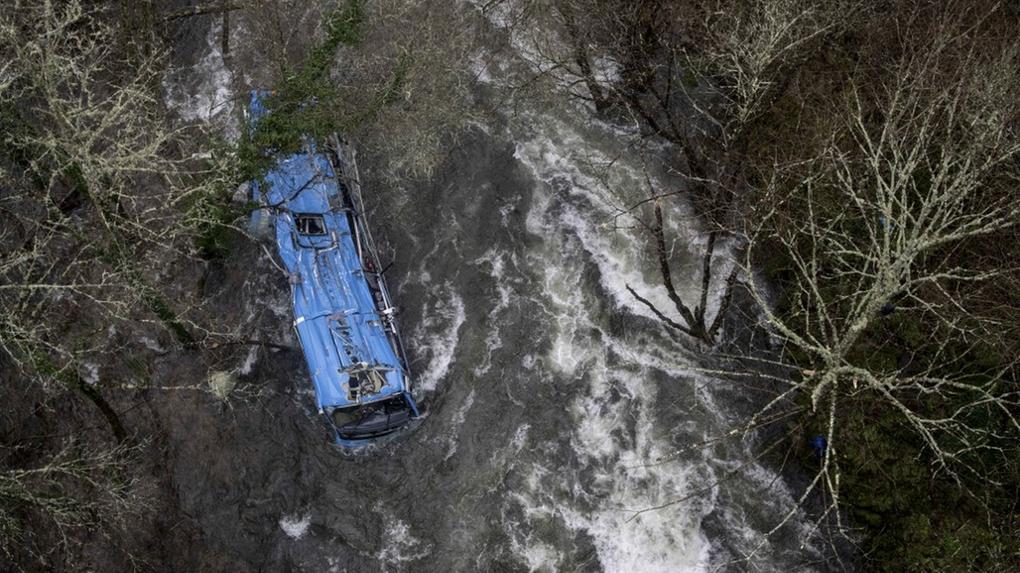 O naufrágio de um ônibus está no rio Lerez depois que ele caiu ao atravessar uma ponte, matando quatro pessoas, em Cerdedo-Cotobade, noroeste da Espanha, em 25 de dezembro de 2022