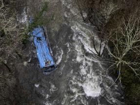 O naufrágio de um ônibus está no rio Lerez depois que ele caiu ao atravessar uma ponte, matando quatro pessoas, em Cerdedo-Cotobade, noroeste da Espanha, em 25 de dezembro de 2022