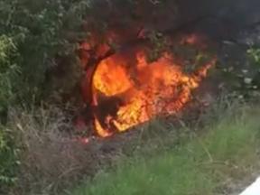 Imagem mostra trecho de vídeo que flagrou veículo pegando fogo em rodovia federal de Lavras da Mangabeira, em 25 de dezembro 2022. Acidente resultou na morte de dois adultos