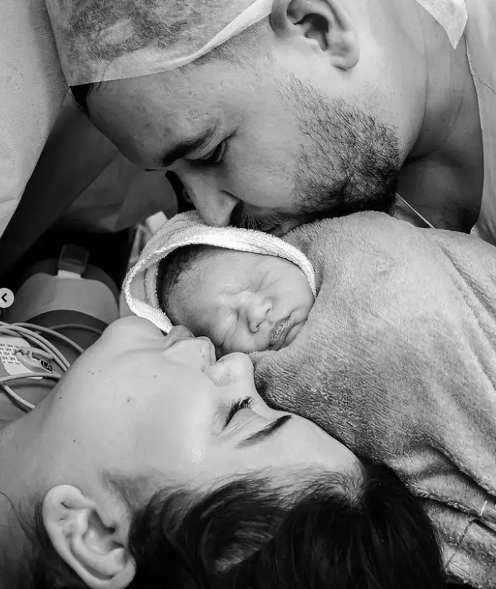 Foto em preto e branco de Vinícius, Yasmin e Davi