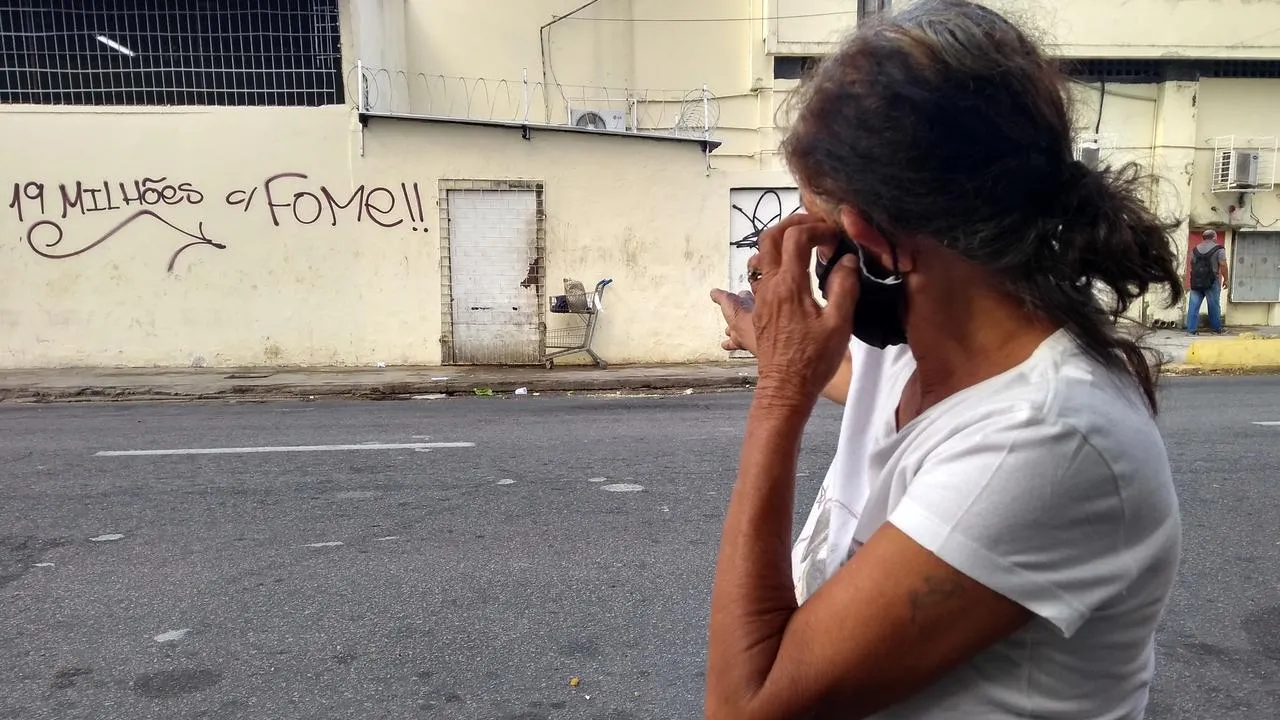 Uma das fortalezenses que buscaram comida em caminhão de lixo, neste ano, em bairro nobre da cidade