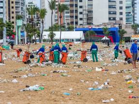 Catadores recolhendo lixo do Réveillon de Fortaleza