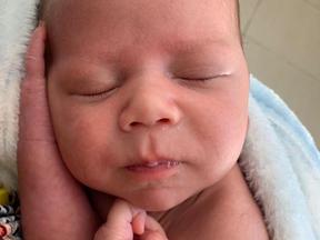 Bebê de 1 mês que morreu após motorista alcoolizado colidir em carro que ele estava em Niterói
