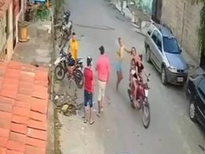 Print de imagem de câmera de segurança que flagrou influenciadora derrubando mulher e criança de moto em movimento em Sobral