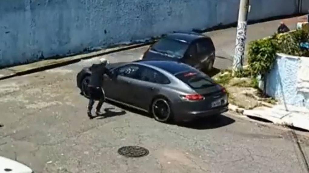 Imagem mostra trecho de vídeo em que Porsher blindado é abordado por criminosos em São paulo