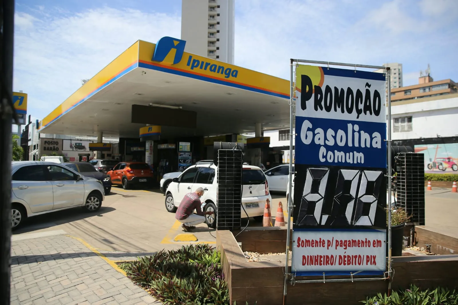 Na Av. Barão de Studart com Rua Júlio Siqueira, ainda é possível encontrar gasolina a R$ 4,75