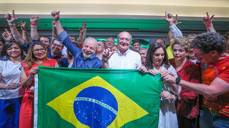 Lula e Alckmin seguram bandeira do Brasil e comemoram vitória nas eleições ao lado de apoiadores