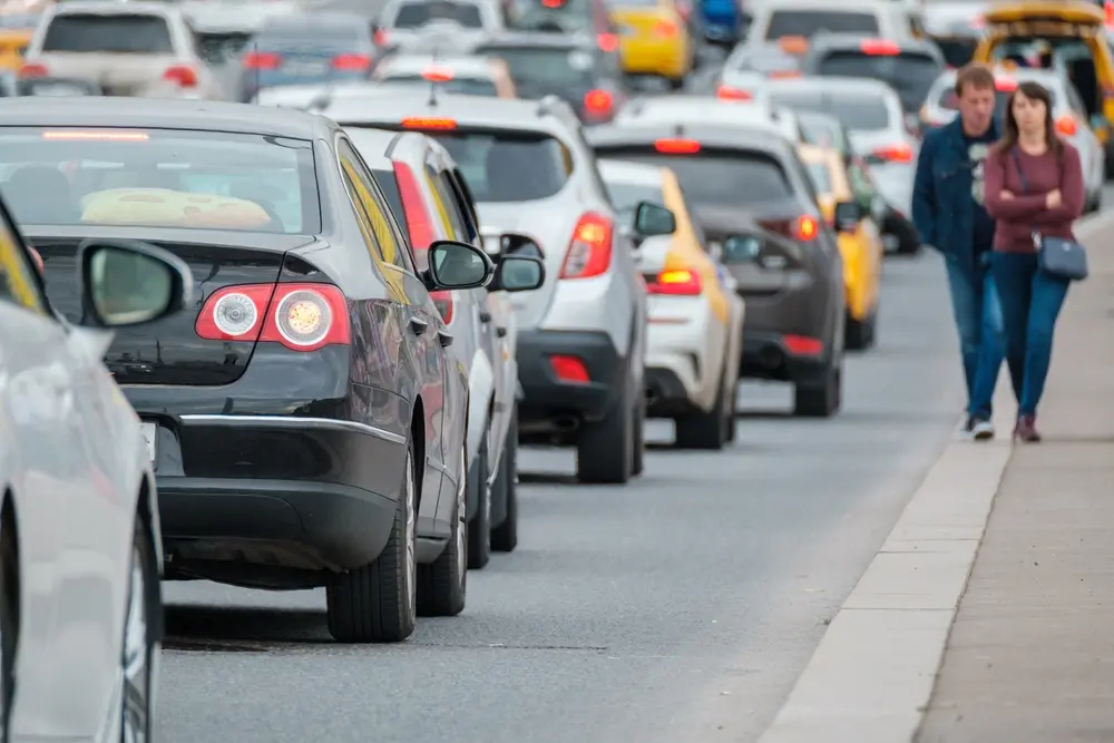 Fileira de carros durante congestionamento no trânsito