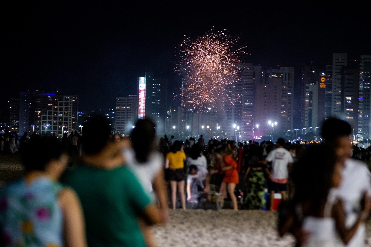 É certo soltar fogos de artifício de noite quando há jogos de