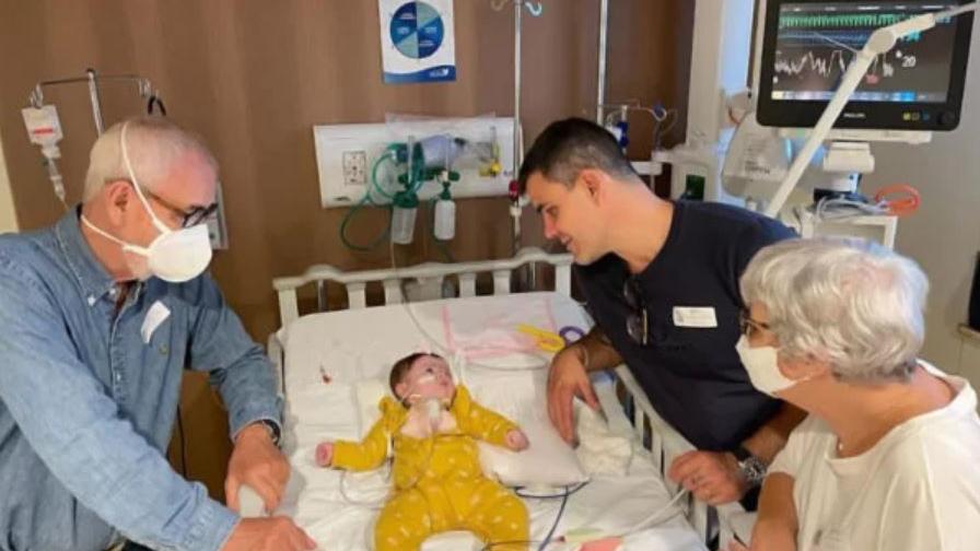 pais de Juliano Cazarré conhecem neta internada em hospital