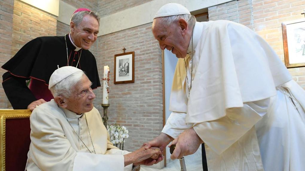 papa bento xvi cumprimenta papa francisco