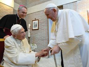 papa bento xvi cumprimenta papa francisco