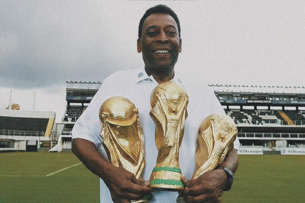 Imagem do Pelé segurando as três taças da Copa do Mundo