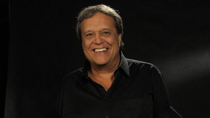 Dennis Carvalho de preto em estúdio com fundo preto