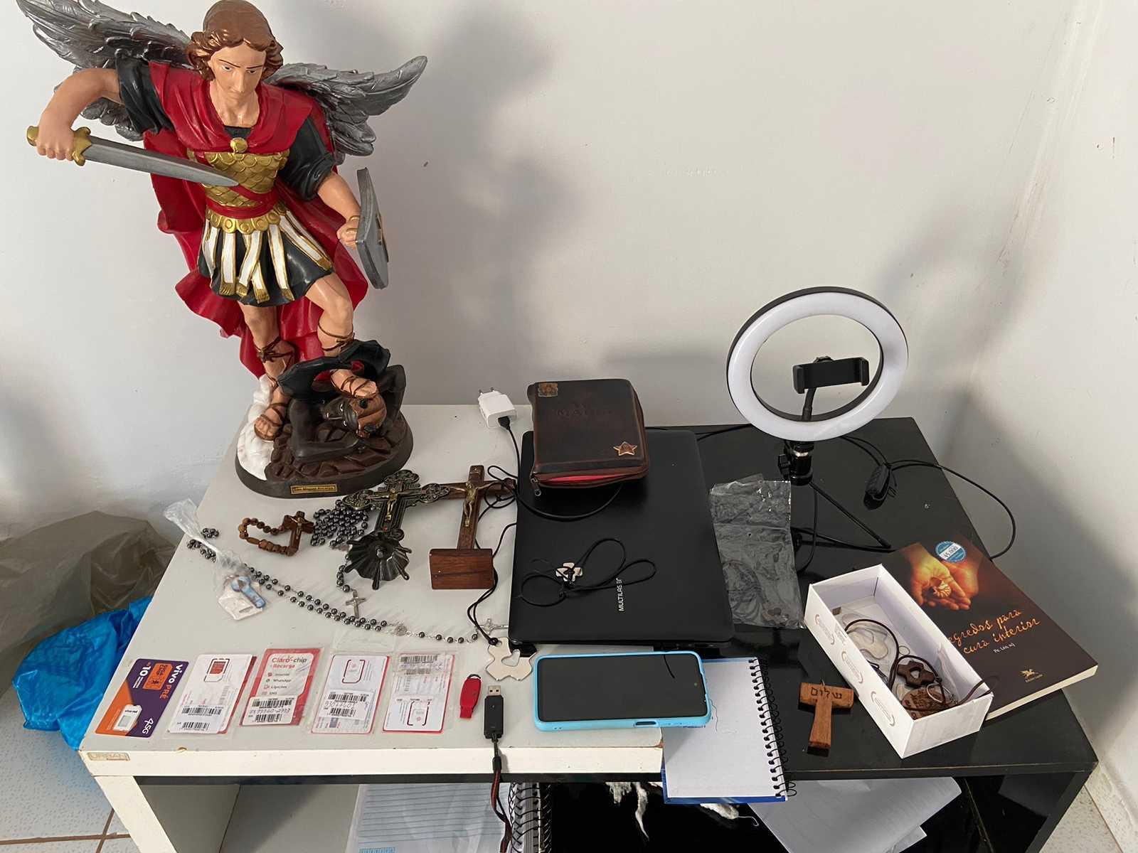 Itens apreendidos pela Polícia Civil do Estado do Ceará durante a 'Operação Matheus 7:15'