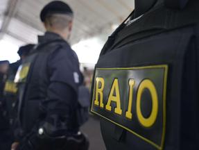 Uma equipe do Comando de Policiamento de Rondas de Ações Intensivas e Ostensivas (CPRaio), da Polícia Militar do Ceará (PMCE), foi acionada, interveio na tentativa de linchamento e realizou a prisão do suspeito