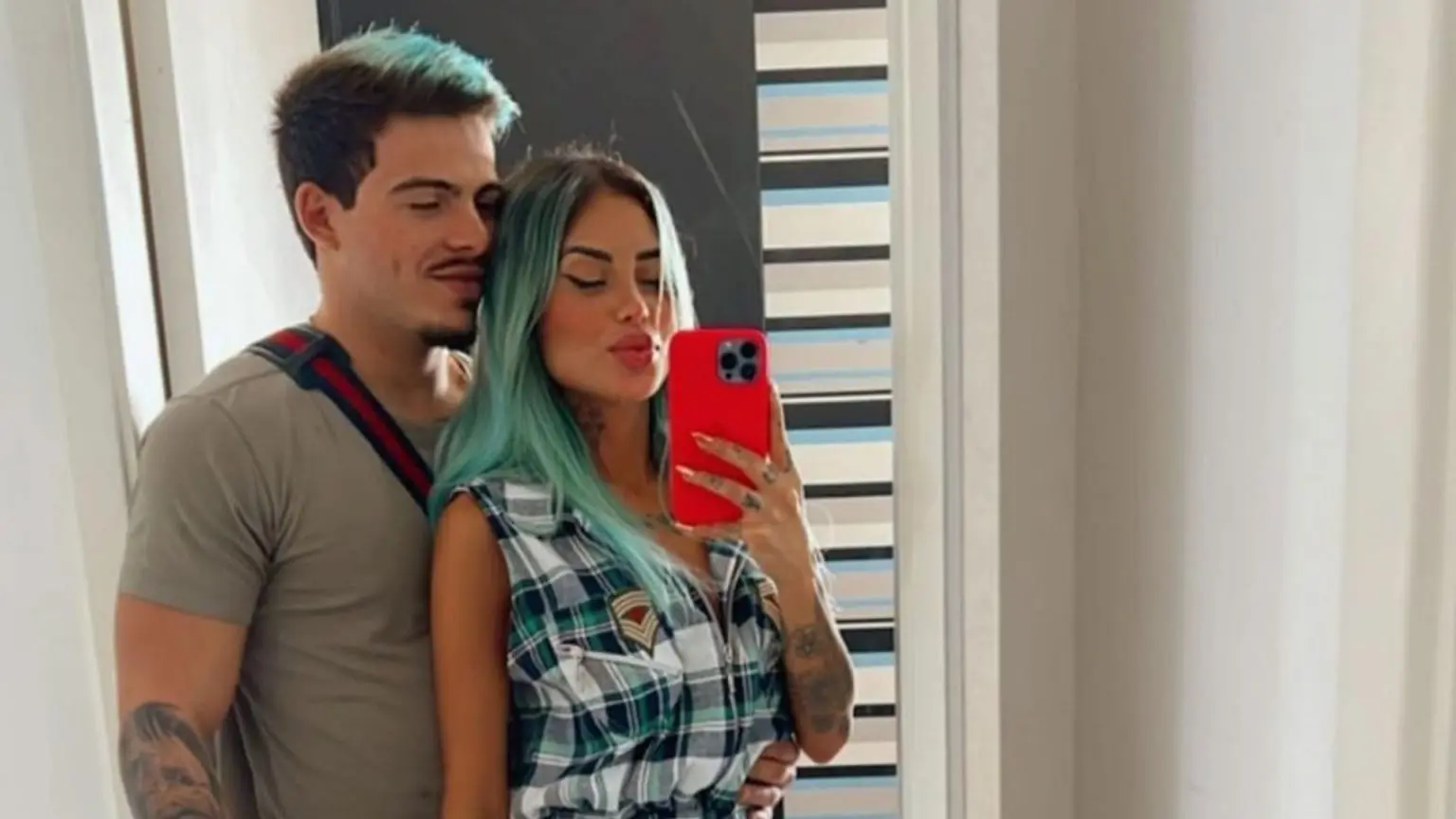 Thomaz Costa e Tati Zaqui tirando foto em espelho