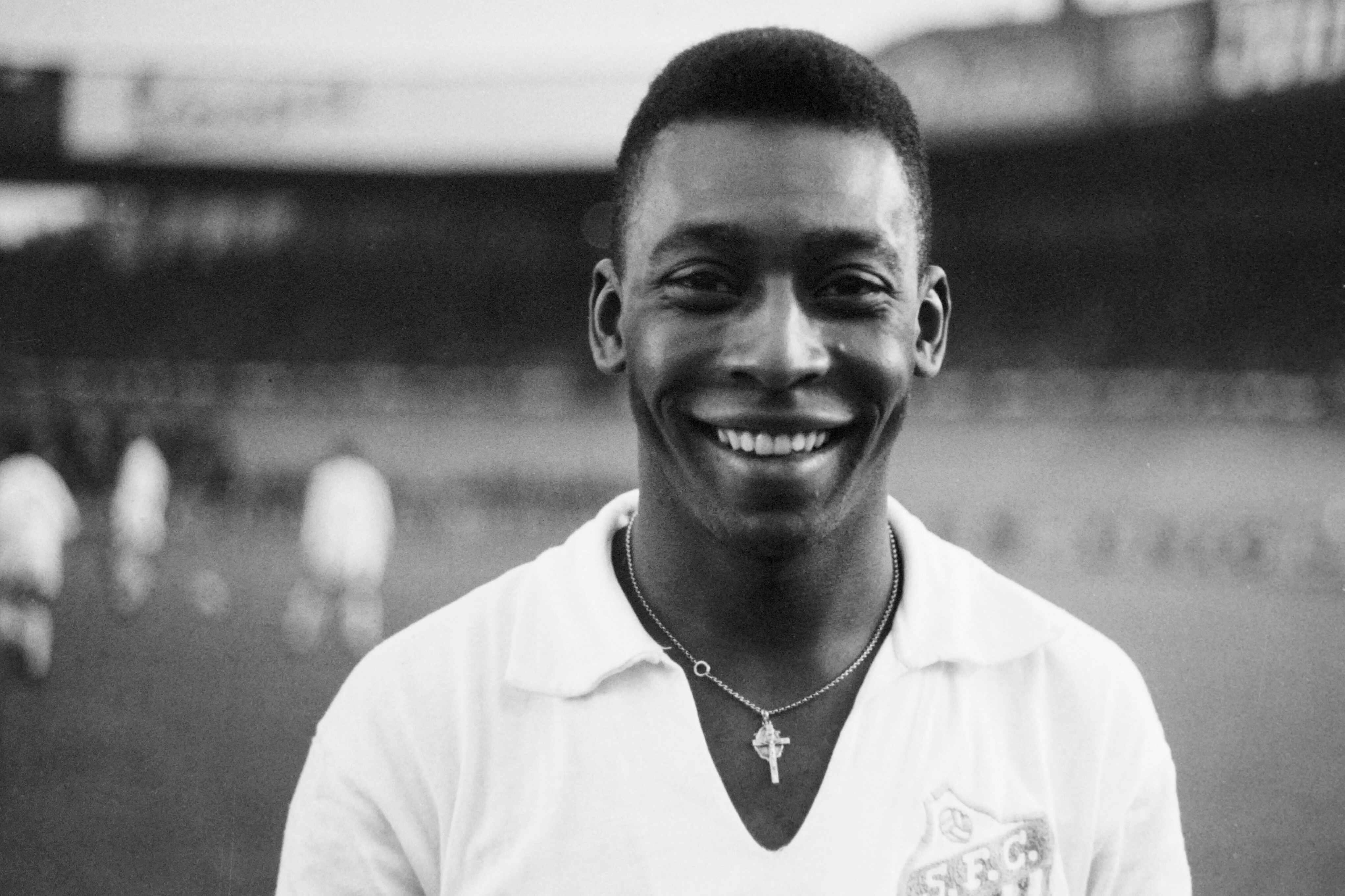 Pelé sorri durante partida de futebol em 13 de junho de 1961