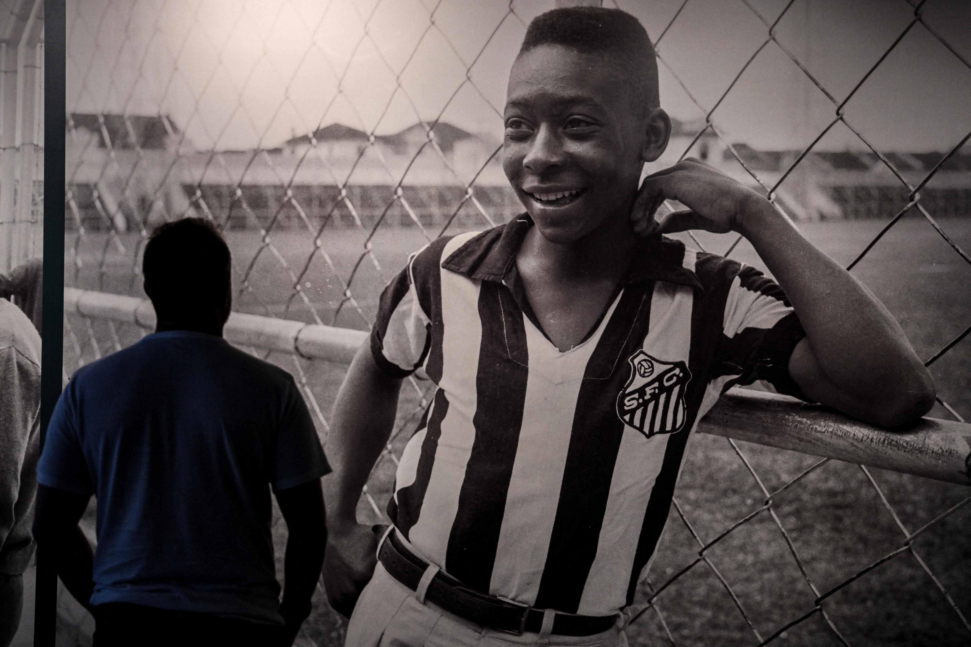 Visitante olha para foto de Pelé exibida no Museu Pelé, em Santos