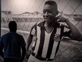Visitante olha para foto de Pelé exibida no Museu Pelé, em Santos