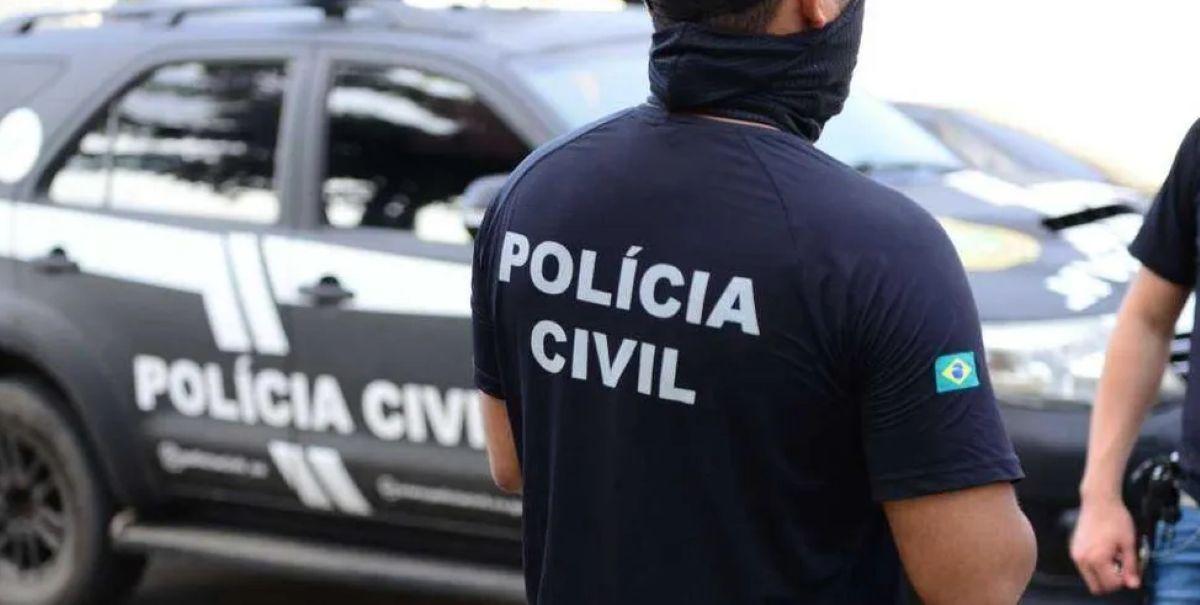 Agente da Polícia Civil do Ceará e viatura no fundeo