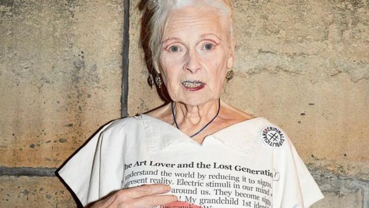 Vivienne Westwood é uma mulher branca e de cabelos brancos vestindo uma camisa com frases inscritas