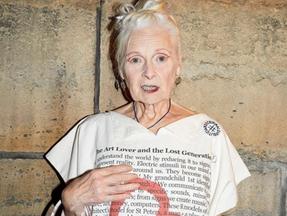 Vivienne Westwood é uma mulher branca e de cabelos brancos vestindo uma camisa com frases inscritas