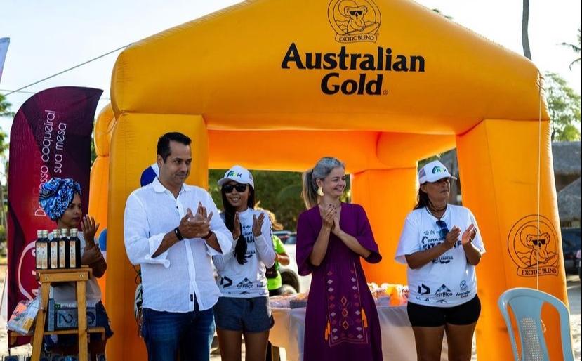 Yrwana Albuquerque está de vestido roxo ao lado do prefeito Vitor Valim