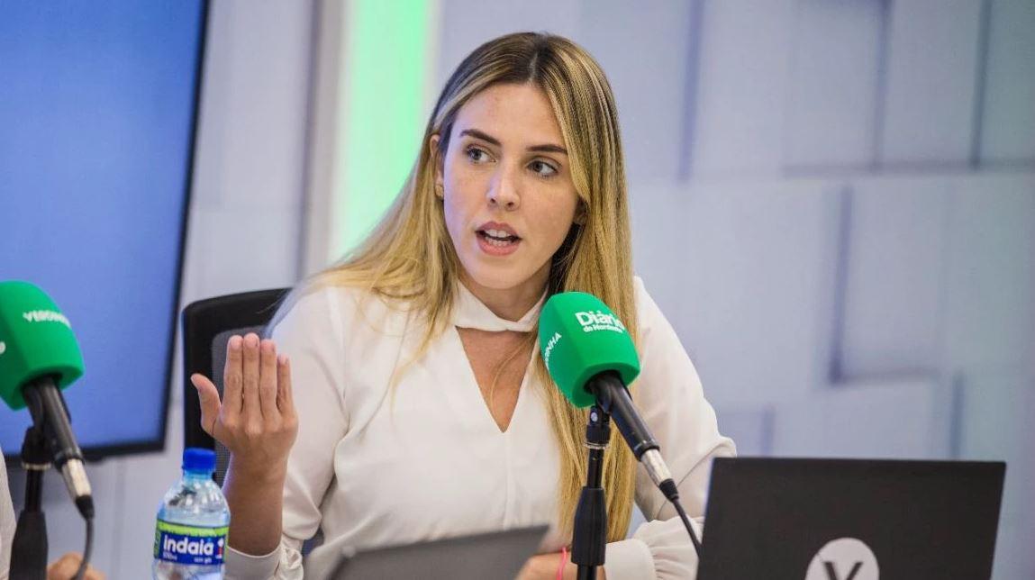 Jade Romero no estúdio da Tv Diário e Rádio Verdes Mares