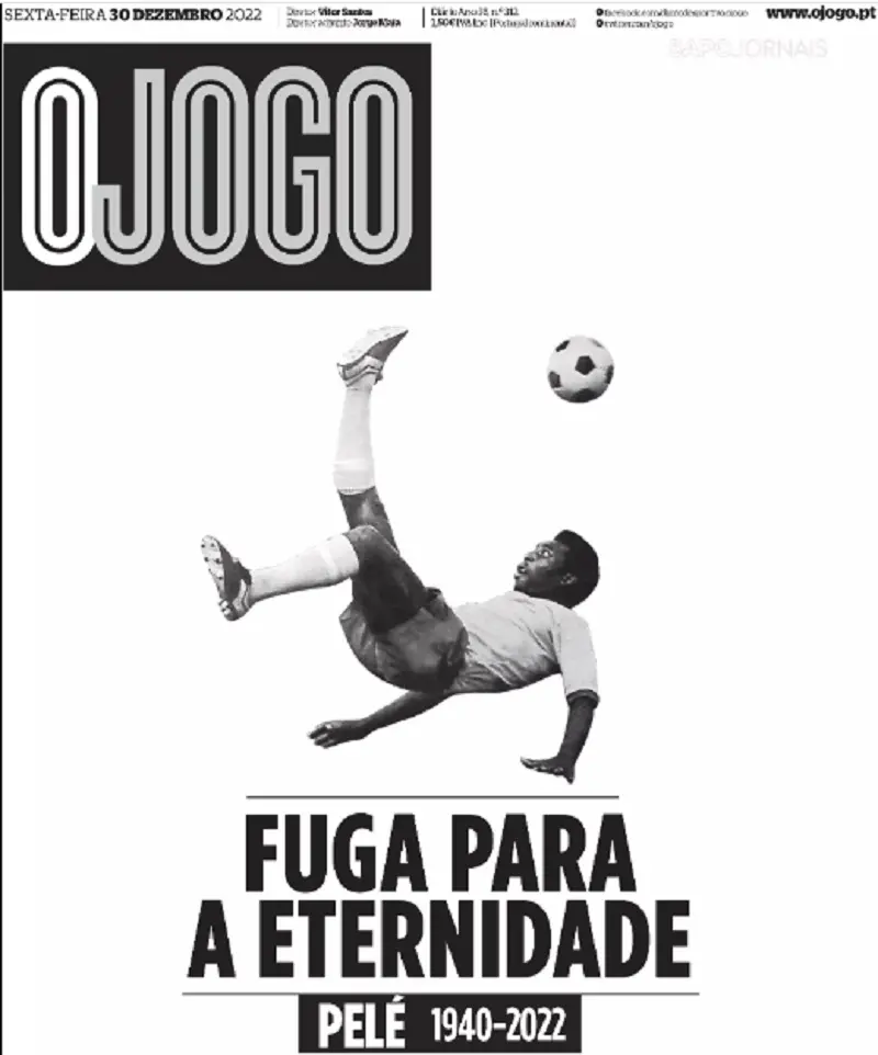 Imagem mostra Pelé chutando uma bola