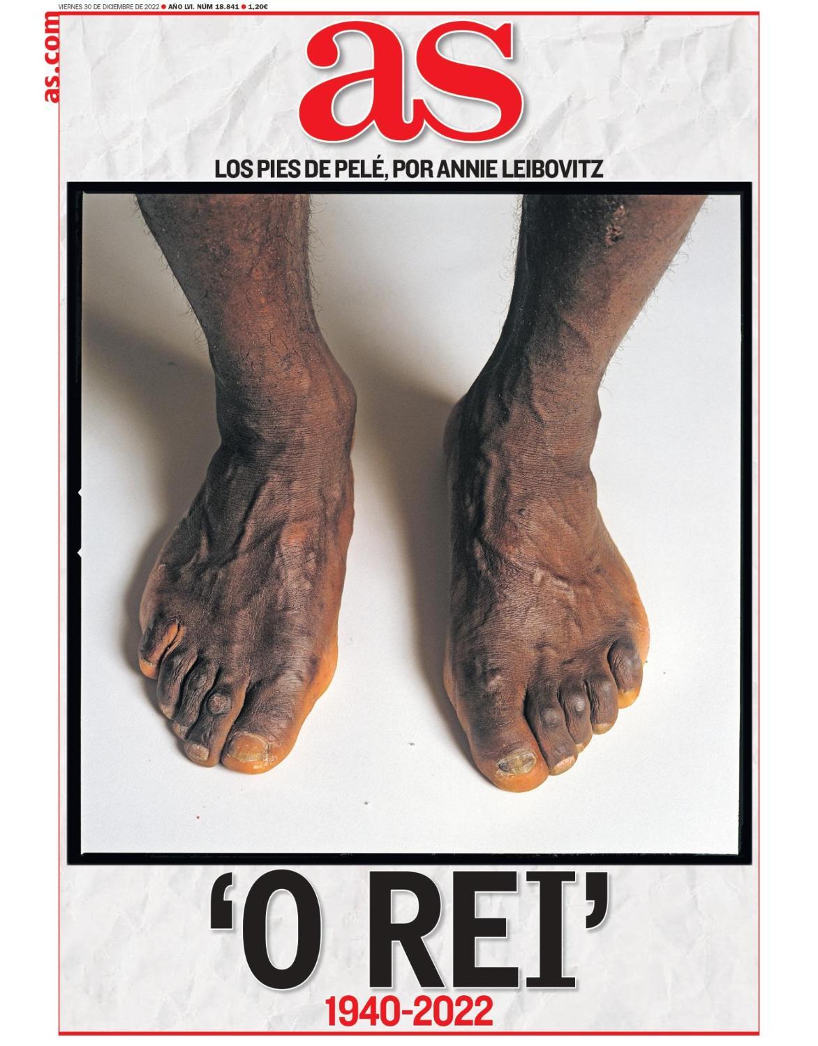 Imagem mostra os pés do Rei Pelé